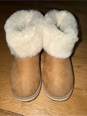 Kids Old Navy Suede, fuzzy Cuff Booties size 8